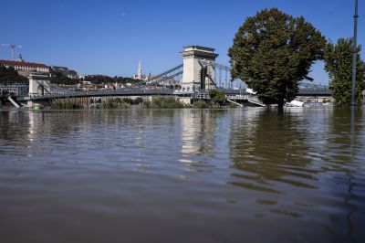 Látványos fotókon a levonuló árhullám Budapestről