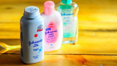 Csőddel menekülne a rákkeltő babahintőporok pereiből a Johnson & Johnson