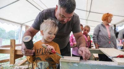 A kisiskolások is vésőt ragadtak Ravazdon, ahol összefogásból készül a székely kapu - Fotók