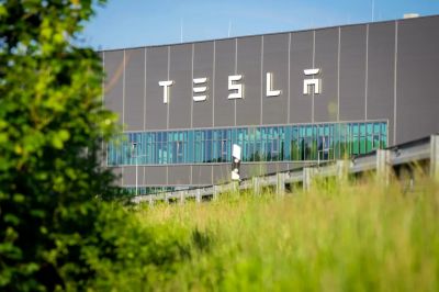 Főnökeik ellenőrzik otthonukban azokat a Tesla-dolgozókat, akik túl régóta vannak táppénzen