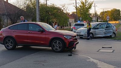 Két személyautó ütközött Kiskunmajsán – videóval