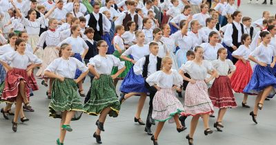 Mintegy 600 gyermek táncolt ma együtt a Kossuth téren: íme, a legjobb fotók