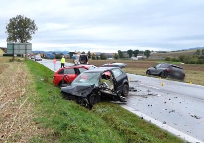 SÚLYOS BALESET: Kocsisor végén álló BMW-nek hajtott egy VW, majd ütközött egy Fabiával, két kisgyermek is súlyosan megsérült