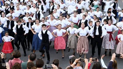 Több százan ropták egyszerre a budapesti Kossuth téren