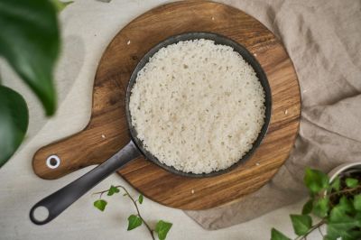 Néhány cseppet a rizsbe. A szemek nem ragadnak le, és tökéletesen lazák és puhák lesznek.