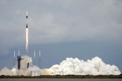 Orosz és amerikai legénységgel indult útnak a SpaceX űrhajója