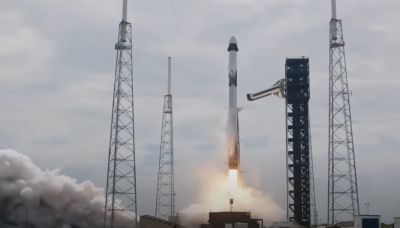 Útnak indult a SpaceX űrhajója, amivel visszahozzák az űrállomáson ragadt asztronautákat (VIDEÓ)