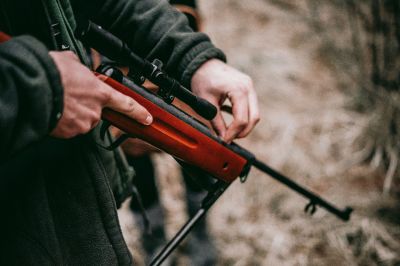 Véletlenül saját fiát lőtte le egy férfi Olaszországban, vadászat közben