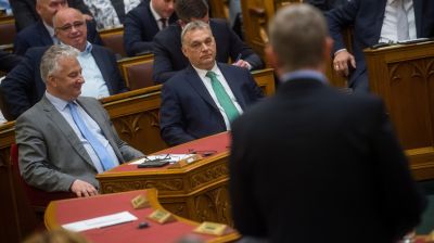 A parlament előtt vallott a kormány munkájáról Orbán Viktor