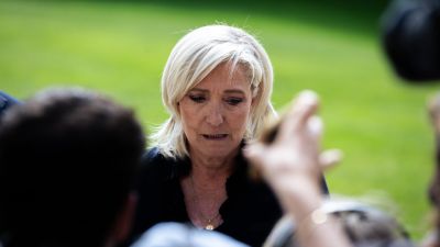 Börtönbe kerülhet Marine Le Pen, bíróság elé kell állnia