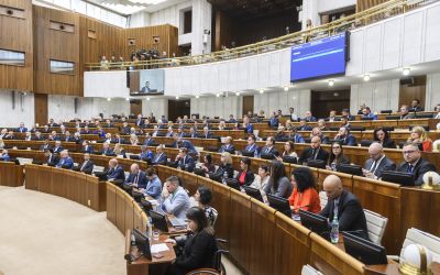 FELMÉRÉS: Nyolc párt jutna a parlamentbe, köztük a Magyar Szövetség