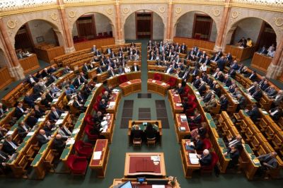 Mentelmi ügyről is dönt a magyar parlament