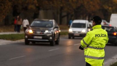 BALESET: Személyautó és teherautó ütközött Dunatőkés és Pozsonyeperjes között