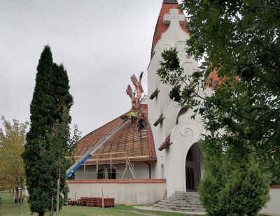 Új cserepek kerülnek a csíkszeredai Milleniumi templomra