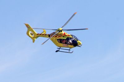 Villanyoszlopnak hajtott egy személyautó Pincehelyen, mentőhelikopter érkezik a helyszínre