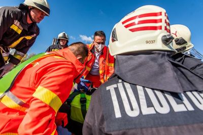 Két teherautó karambolozott a 75-ös főúton, az egyik vontatmánya keresztben áll az úton