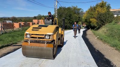 Újabb kritikus szakasza újult meg a Gombási útnak – videóval