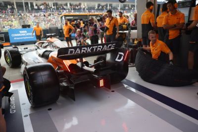 A McLaren csak örül annak, ha az F1-es riválisok a hátsó szárnyukon rugóznak