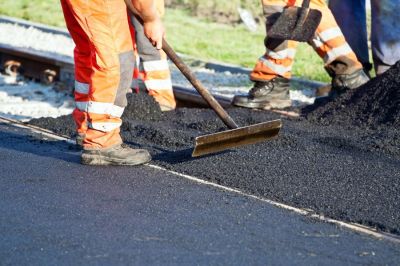 Haladnak a Szilágy megyei projektek: útfelújítások és fogyatékkal élők támogatása