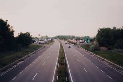 Lassú a haladás az M5-ösön, szemetet szednek és javítják a zajvédőt