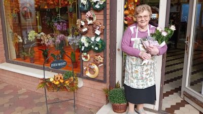 Marika néni 90 éves: szenvedélye a virág, a virágkötészet