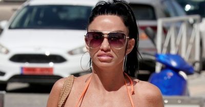 Katie Price a tengerparton játszadozott a 17-szer plasztikázott, orbitális méretű mellével - fotók