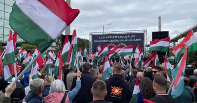 Bejut a köztévé stúdiójába Magyar Péter? Helyszíni tudósítás a demonstrációról