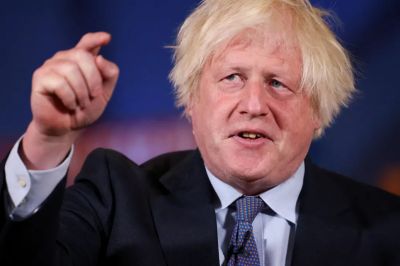 Boris Johnson új könyvében azt sugallja, hogy Benjamin Netanjahu poloskát helyezhetett el a fürdőszobájában