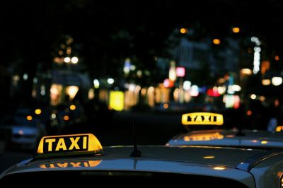 Folytatja a taxizást a sofőr, akit késsel fenyegettek meg és ellopták a kocsiját