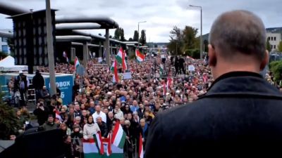 A Tisza Párt az MTVA előtt demonstrált