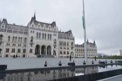 Aradi vértanúk - Felvonták, majd félárbócra engedték a nemzeti lobogót az Országház előtt - KÉPEKKEL