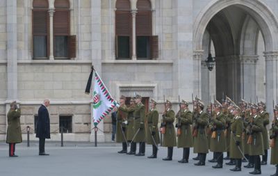  Félárbócra engedték a nemzeti lobogót az aradi vértanúk gyásznapján  