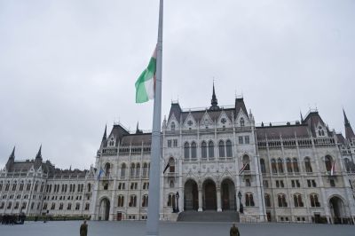 Felvonták, majd félárbócra engedték a nemzeti lobogót a nemzeti gyásznapon