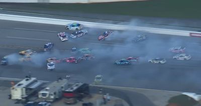 Csaknem a komplett mezőny belekeveredett a talladegai NASCAR-balesetbe – videó