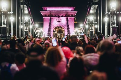 Rózsaszín fénybe borult a Lánchíd Budapesten (fotók)