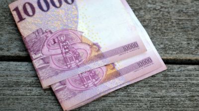 Másfél éves mélypontja közelében kezdi  napot a forint