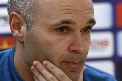 Negyvenévesen szögre akasztotta csukáit Andrés Iniesta