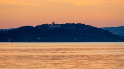 Érik a botrány, szennyvíz folyt a Balatonba heteken át: kiderült, egy strand is ezért zárt be