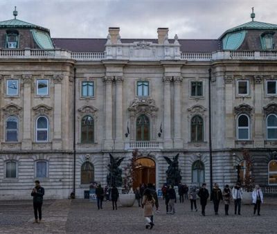 Felvonulás, lovagi ceremónia, tárlatvezetések a Középkori Vár Napján a Vármúzeumban