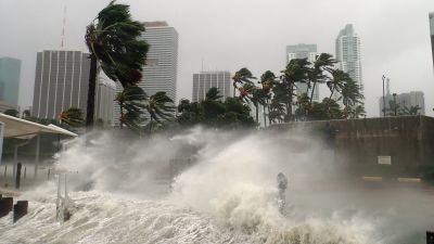 Holnap hajnalban csaphat le Floridára a hurrikán