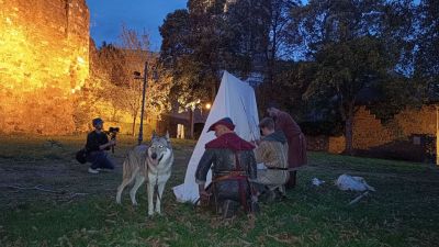 Az esztergomi vár udvarán éjszakáztak a lovasok +fotók, videó