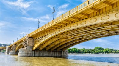 Lassabb lehet az átjutás a hétvégén Budapest két hídján: sávlezárások nehezítik a haladást