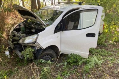 Lopott kisbusszal baleseteztek a tésai tolvajok