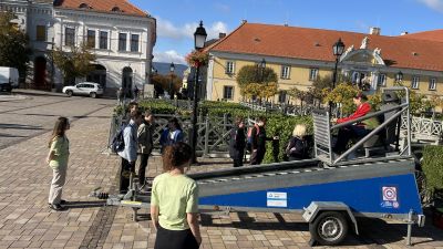 Szimulátorral figyelmeztetnek a biztonsági öv használatának fontosságára a rendőrök a főtéren