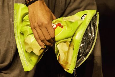 Őrület! 1800 dolláros Lays chips: a Balenciaga készítette a “zacskóját”