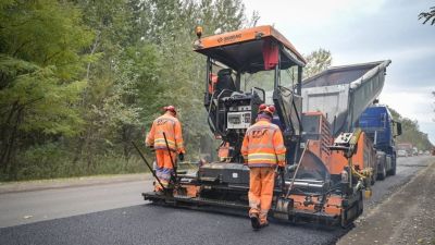 Figyelem! Új időpontban újítják fel a burkolatjeleket a forgalmas autóúton Győr térségében