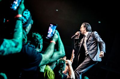  Nick Cave egy templomi kórus előtt is bizonyította, ő maga a rock and roll  