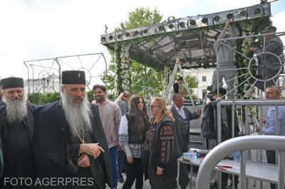 Tolonganak az államelnökjelöltek Szent Piroska ereklyéinél