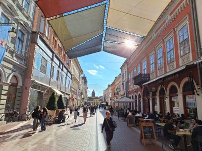 Elkezdték felszerelni a karácsonyi díszkivilágítást a Kárász utcán