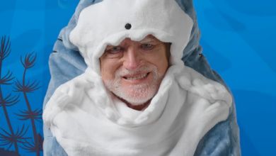 Hide the Pain Harold Baby Shark jelmezben tanít meg téged a helyes újraélesztésre